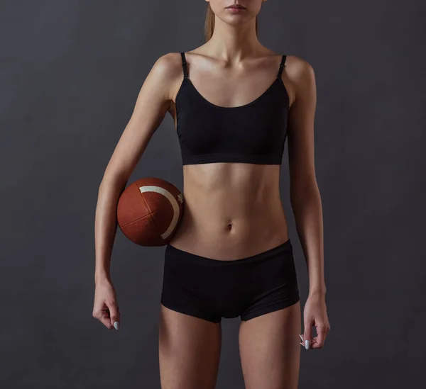 Кадроване Зображення Гарна Дівчина Спортивному Одязі Тримає Американський Футбол Дивлячись — стокове фото