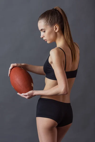 Bella Ragazza Abbigliamento Sportivo Sta Tenendo Una Palla Football Americano — Foto Stock