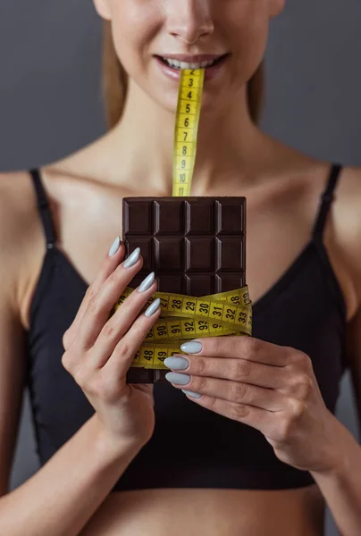 Beskuren Bild Flicka Bita Ett Måttband Som Lindade Runt Chokladkaka — Stockfoto