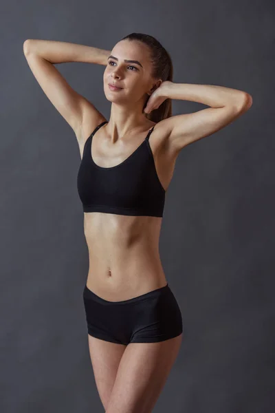 Schöne Schlanke Mädchen Sportbekleidung Auf Grauem Hintergrund — Stockfoto