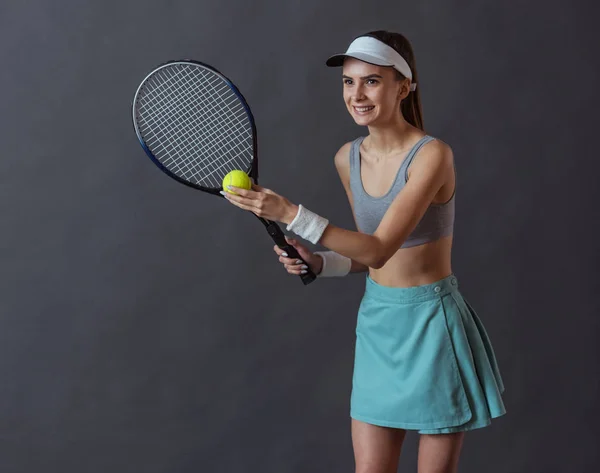 Szép Lány Sportruházat Egy Teniszütőt Labdát Mosolyogva Szürke Háttér — Stock Fotó