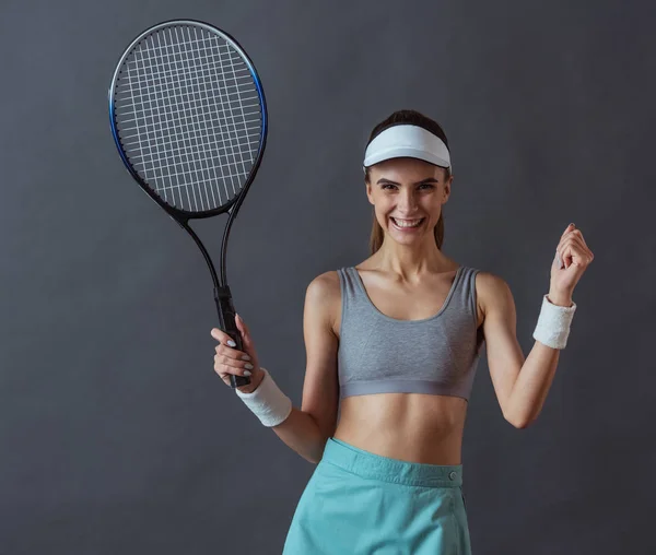 Vacker Flicka Sportkläder Håller Tennisracket Kamera Och Tittar Och Ler — Stockfoto