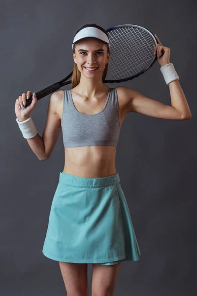 Spor Giyim Güzel Kızı Kameraya Bakarak Gri Arka Plan Üzerinde — Stok fotoğraf