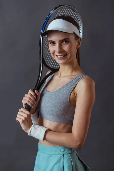 Vacker Flicka Sportkläder Håller Tennisracket Kamera Och Tittar Och Ler — Stockfoto