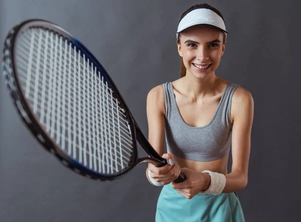 Vacker Flicka Sportkläder Håller Tennisracket Kamera Och Tittar Och Ler — Stockfoto