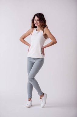 Bir yetişkin mutlu genç güzel kız kameraya gülümseyen beyaz bir arka plan üzerinde portresi