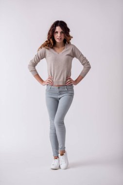 Bir yetişkin mutlu genç güzel kız kameraya gülümseyen beyaz bir arka plan üzerinde portresi