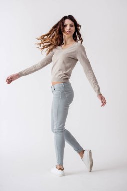 Bir yetişkin mutlu genç güzel kız kameraya gülümseyen beyaz bir arka plan üzerinde portresi