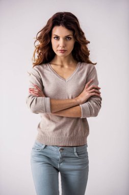 Bir yetişkin mutlu genç güzel kız kameraya gülümseyen beyaz bir arka plan üzerinde portresi