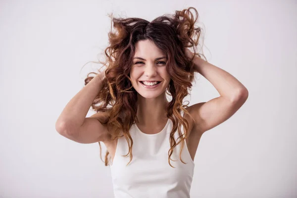 彼女の髪で遊んで 白地に若いきれいな女の子 スタジオでの撮影 — ストック写真