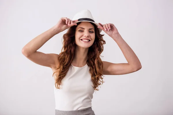 Retrato Una Joven Feliz Con Sombrero Sobre Fondo Blanco Sonriendo —  Fotos de Stock