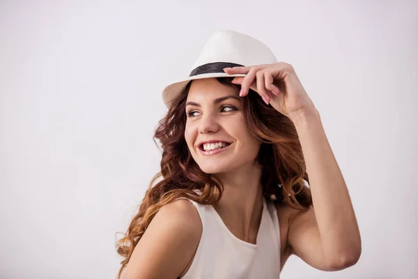 Retrato Uma Jovem Feliz Com Chapéu Fundo Branco Sorrindo Para — Fotografia de Stock