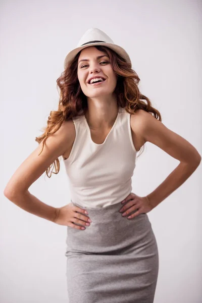 Retrato Una Joven Feliz Con Sombrero Sobre Fondo Blanco Sonriendo —  Fotos de Stock