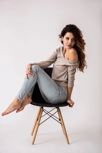 Retrato Una Joven Hermosa Sentada Una Silla Sonriendo Cámara Sobre —  Fotos de Stock