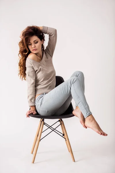 Retrato Una Joven Hermosa Sentada Una Silla Sonriendo Cámara Sobre —  Fotos de Stock