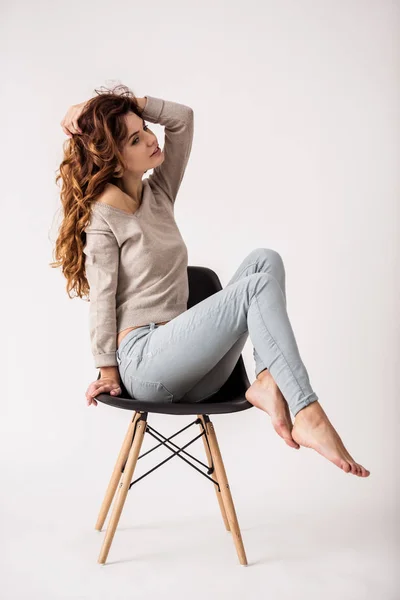 Retrato Una Joven Hermosa Sentada Una Silla Sonriendo Cámara Sobre — Foto de Stock