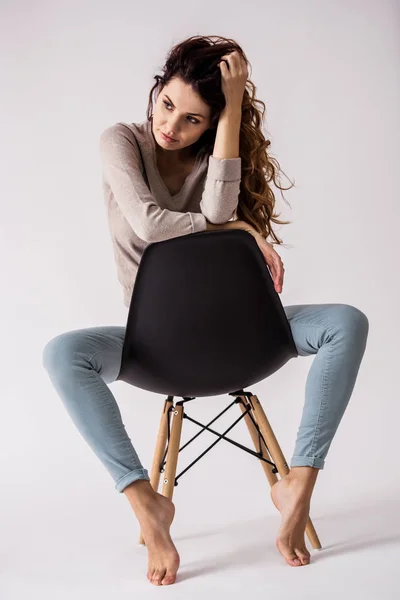 Retrato Uma Jovem Menina Bonita Sentada Uma Cadeira Sorrindo Para — Fotografia de Stock