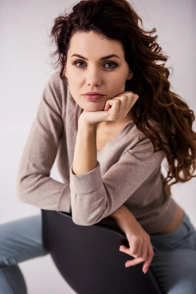 Retrato Una Joven Hermosa Sentada Una Silla Sonriendo Cámara Sobre —  Fotos de Stock