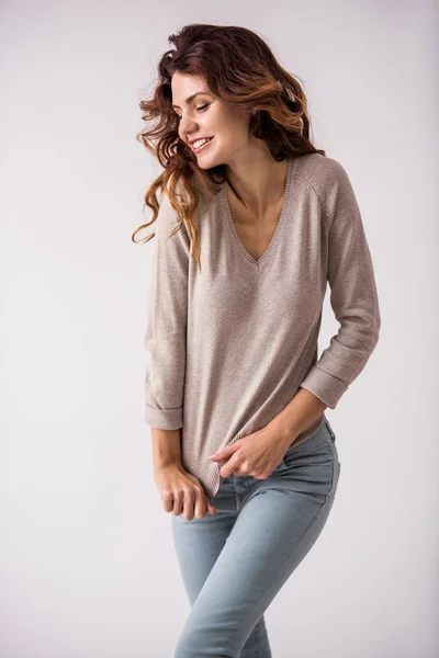 Retrato Una Jovencita Feliz Hermosa Sobre Fondo Blanco Sonriendo Cámara —  Fotos de Stock