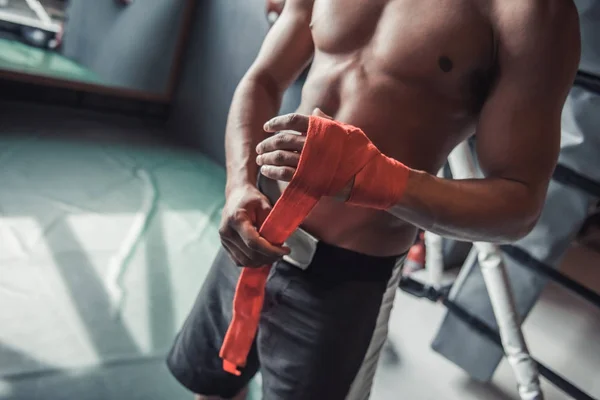 Imagen Recortada Boxeador Afroamericano Envolviendo Las Manos Con Vendaje Rojo — Foto de Stock