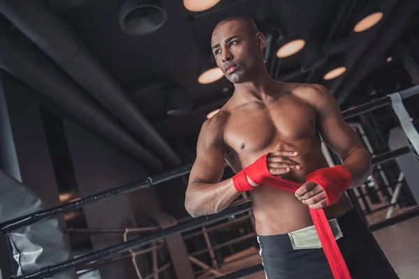 Boxeador Afroamericano Está Envolviendo Las Manos Con Vendaje Rojo Mirando — Foto de Stock