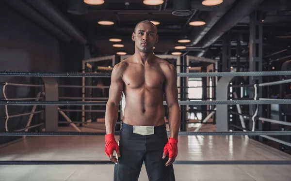 Boxeador Afro Americano Suas Mãos Envoltas Bandagem Vermelha Está Ginásio — Fotografia de Stock