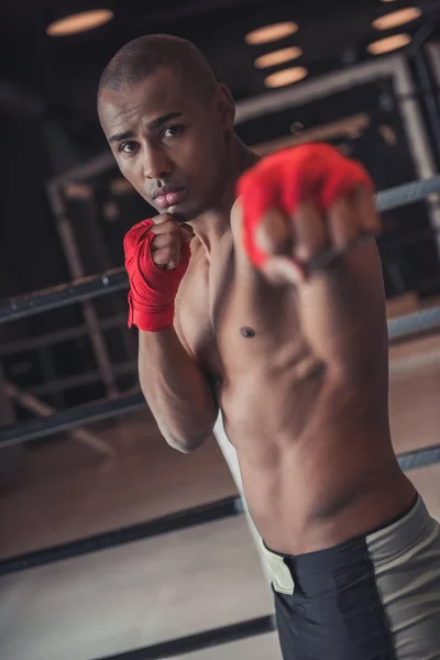 Boxeador Afro Americano Suas Mãos Envoltas Bandagem Vermelha Está Pose — Fotografia de Stock