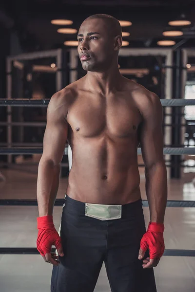 Boxeur Afro Américain Ses Mains Enveloppées Dans Bandage Rouge Regarde — Photo
