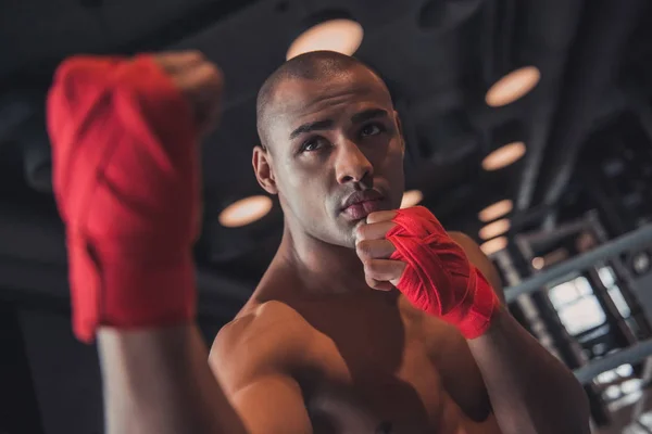 Afro Amerikai Bokszoló Kezében Csomagolva Vörös Pólya Állandó Boxer Jelent — Stock Fotó