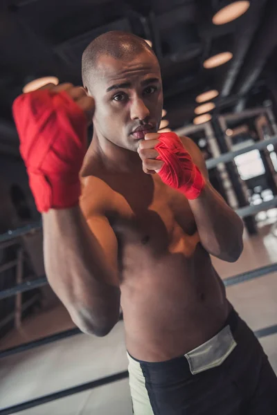 Афро Американский Боксер Руки Завернуты Красную Повязку Стоит Боксерской Позе — стоковое фото