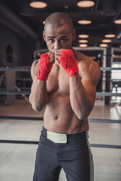 Boxeador Afro Americano Suas Mãos Envoltas Bandagem Vermelha Está Pose — Fotografia de Stock