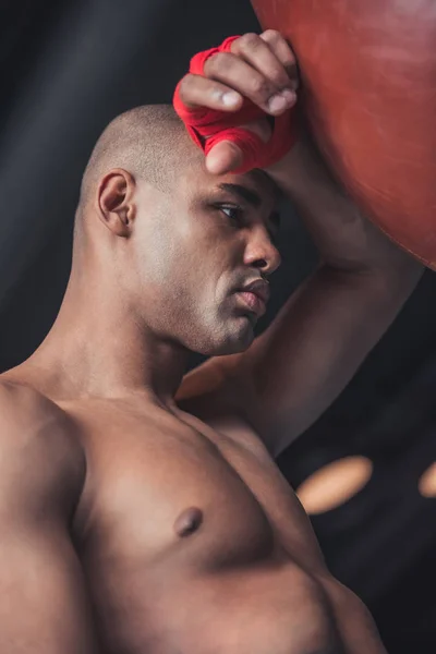 Cansado Boxeador Afroamericano Sus Manos Envueltas Vendaje Rojo Apoya Saco —  Fotos de Stock