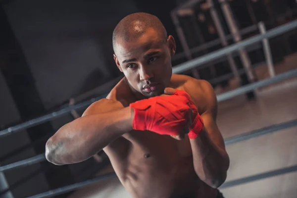 Boxeador Afroamericano Sus Manos Envueltas Vendaje Rojo Entrena Gimnasio —  Fotos de Stock