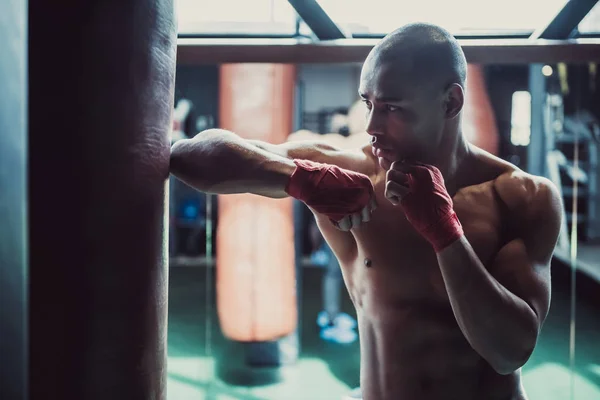 Boxeur Afro Américain Ses Mains Enveloppées Dans Bandage Rouge Entraîne — Photo