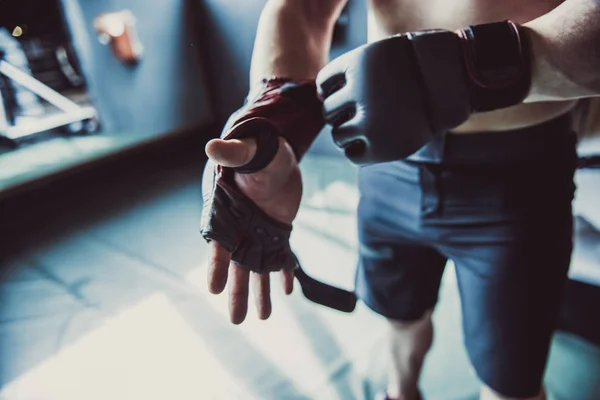 Imagem Recortada Boxeador Colocando Luvas Boxe Enquanto Prepara Para Treinar — Fotografia de Stock
