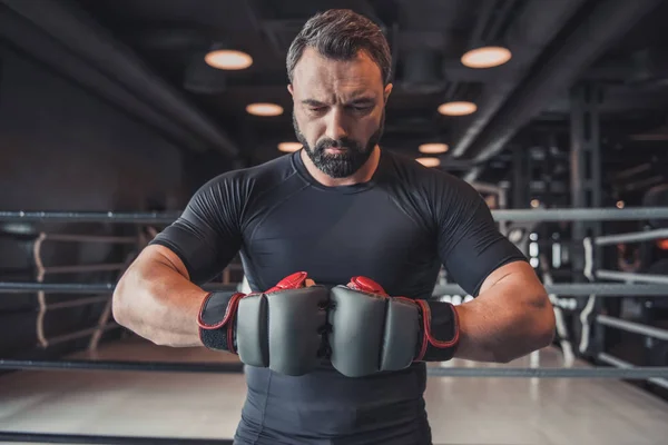 Boxeador Muscular Atraente Luvas Boxe Está Olhando Para Baixo Pronto — Fotografia de Stock