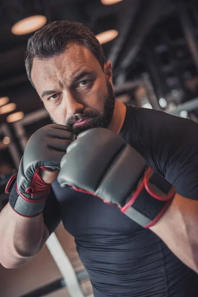 Boxer Muscular Atraente Luvas Boxe Está Postura Boxer Olhando Para — Fotografia de Stock