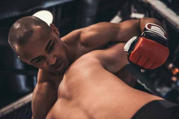 Dos Hombres Guantes Boxeo Pantalones Cortos Están Luchando Jaula Usando —  Fotos de Stock