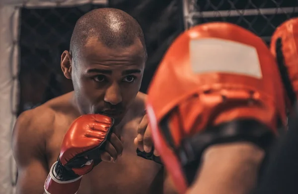 Boxeador Afro Americano Luvas Está Treinando Com Treinador Ringue Boxe — Fotografia de Stock