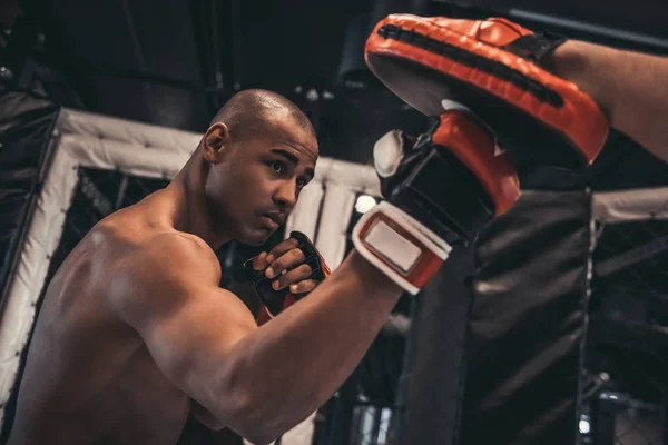 手袋でアフロのアメリカのボクサーはボクシングのリングでコーチとトレーニング — ストック写真