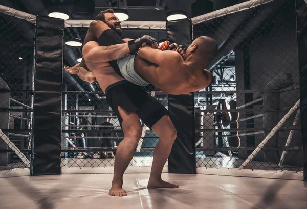 Two Men Gloves Shorts Fighting Cage Using Grappling — Stock Photo, Image