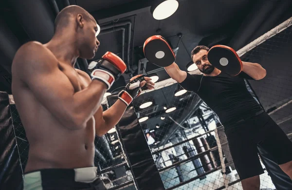 Boxeador Afro Americano Luvas Está Treinando Com Treinador Ringue Boxe — Fotografia de Stock