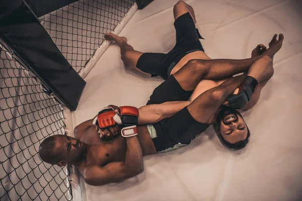 Two Men Gloves Shorts Fighting Cage Using Grappling — Stock Photo, Image