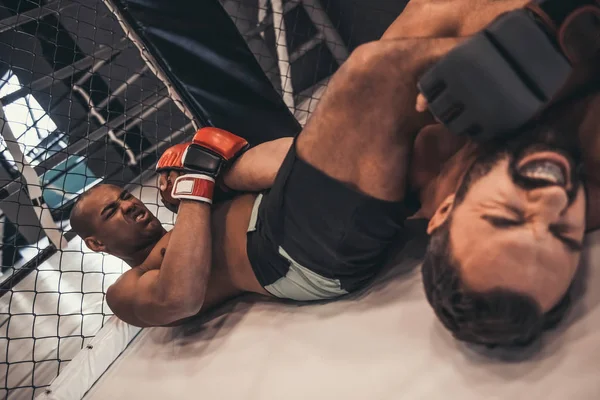 Dois Homens Luvas Calções Estão Lutando Gaiola Usando Grappling — Fotografia de Stock