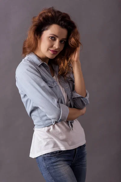 Retrato Una Joven Hermosa Mujer Sobre Fondo Gris Para Agarrarse — Foto de Stock