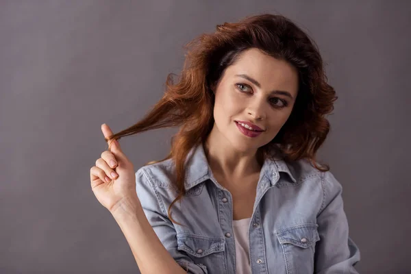 Retrato Una Joven Hermosa Mujer Sobre Fondo Gris Tocando Cabello —  Fotos de Stock