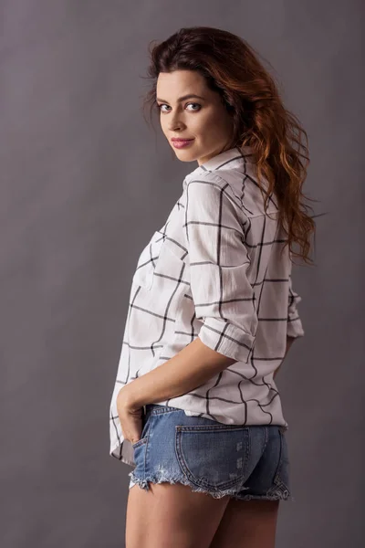 Portrait Young Beautiful Woman Shorts Shirt Gray Background Stand Sideways — Stock Photo, Image