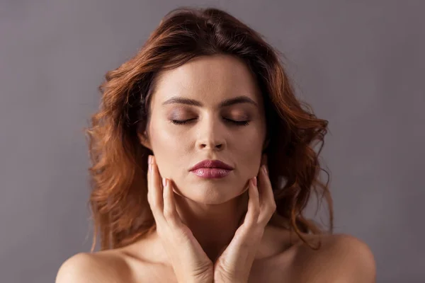 Retrato Uma Jovem Mulher Gentil Bonita Com Ombros Nus Fundo — Fotografia de Stock