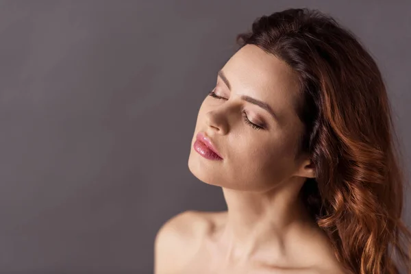 Retrato Uma Jovem Mulher Gentil Bonita Com Ombros Nus Fundo — Fotografia de Stock