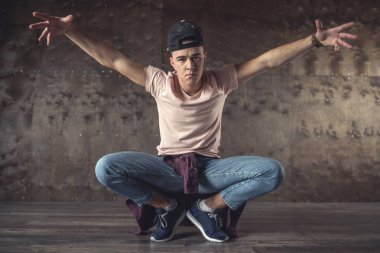 Hileci performans break dans duvar arka planda, Genç adam